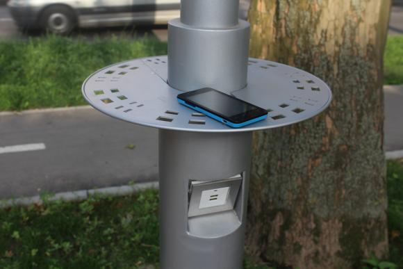 На проспекті Космонавтів стовпи-"зарядки" обладнали підставками для гаджетів, фото №1 на сайті 20minut.ua