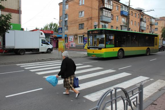 На “Урожаї” чоловік потрапив під тролейбус. Не встигав на 11 маршрут, фото №1 на сайті 20minut.ua
