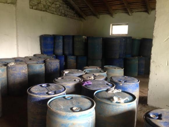 На закинутому зерносховищі знайшли двісті бочок “лівого” спирту, фото №1 на сайті 20minut.ua