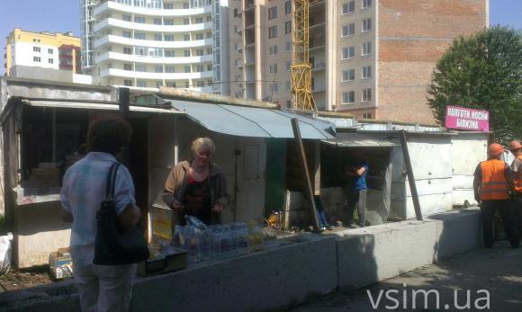 «Нехай в землю втопчуть, ми звідси не підемо», - хмельничанка про демонтаж кіосків на Виставці, фото №4 на сайті vsim.ua