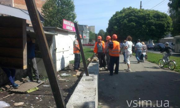 «Нехай в землю втопчуть, ми звідси не підемо», - хмельничанка про демонтаж кіосків на Виставці, фото №5 на сайті vsim.ua