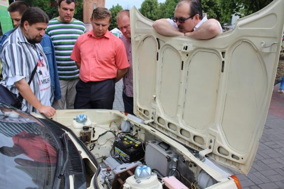 Нісани та саморобна “Таврія”. У центрі міста діє виставка електромобілів, фото №2 на сайті 20minut.ua