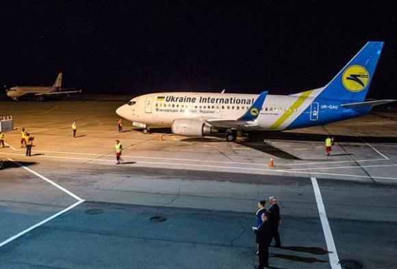 Перший літак із Тель-Авіва у Вінниці вночі зустрічали пожежні машини, фото №2 на сайті 20minut.ua