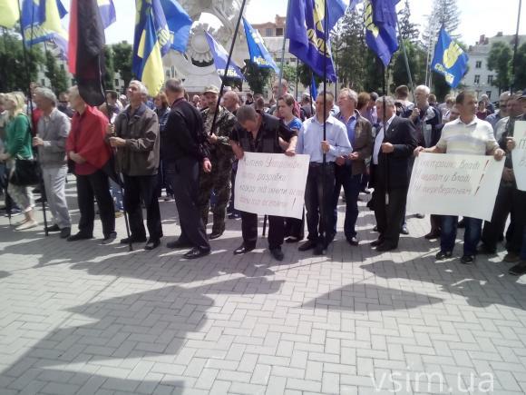 Під Хмельницькою облрадою - протест. Вимагають зниження тарифів та визнання бійців АТО, фото №1 на сайті vsim.ua