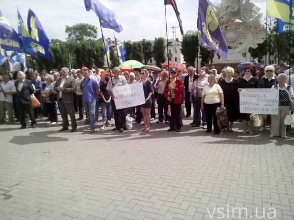 Під Хмельницькою облрадою - протест. Вимагають зниження тарифів та визнання бійців АТО, фото №2 на сайті vsim.ua
