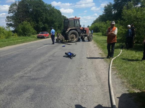 Смертельна ДТП біля Гнівані: мотоцикліст влетів в трактор (ФОТО), фото №1 на сайті 20minut.ua