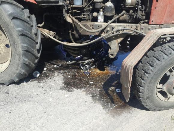 Смертельна ДТП біля Гнівані: мотоцикліст влетів в трактор (ФОТО), фото №2 на сайті 20minut.ua