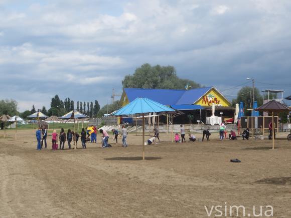 Студентів зігнали прибирати хмельницький пляж після комунальників, фото №2 на сайті vsim.ua