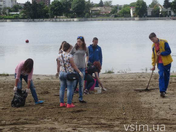 Студентів зігнали прибирати хмельницький пляж після комунальників, фото №3 на сайті vsim.ua