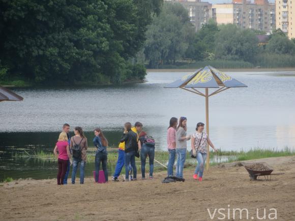 Студентів зігнали прибирати хмельницький пляж після комунальників, фото №4 на сайті vsim.ua