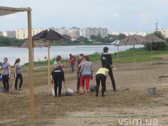Студентів зігнали прибирати хмельницький пляж після комунальників, фото №5 на сайті vsim.ua