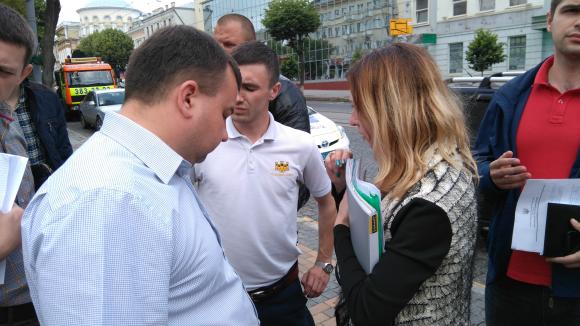 У центрі Вінниці чоловік 13 годин “відвойовував” авто у київських слідчих (ПОДРОБИЦІ), фото №4 на сайті 20minut.ua