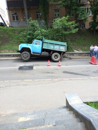 У Вінниці біля мерії на тротуарі в півметрову яму провалилась вантажівка, фото №1 на сайті 20minut.ua