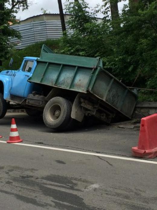 У Вінниці біля мерії на тротуарі в півметрову яму провалилась вантажівка, фото №3 на сайті 20minut.ua