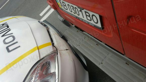 У Вінниці на Хмельницькому шосе поліцейський «Пріус» поцілував в зад бус, фото №1 на сайті 20minut.ua