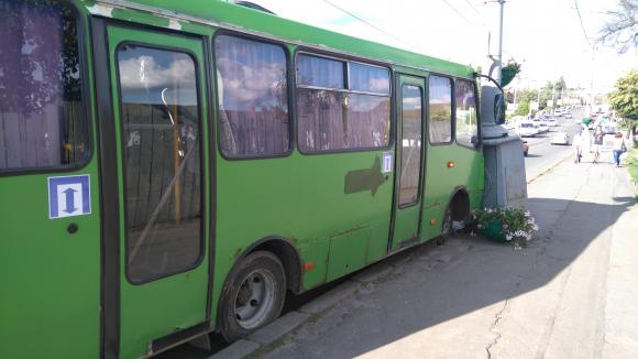 У Вінниці на центральному мості автобус влетів у електроопору, фото №1 на сайті 20minut.ua