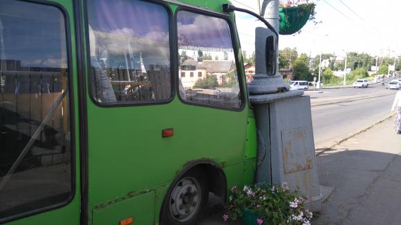 У Вінниці на центральному мості автобус влетів у електроопору, фото №2 на сайті 20minut.ua