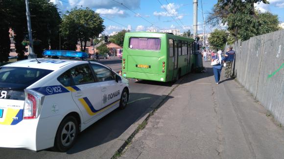 У Вінниці на центральному мості автобус влетів у електроопору, фото №4 на сайті 20minut.ua