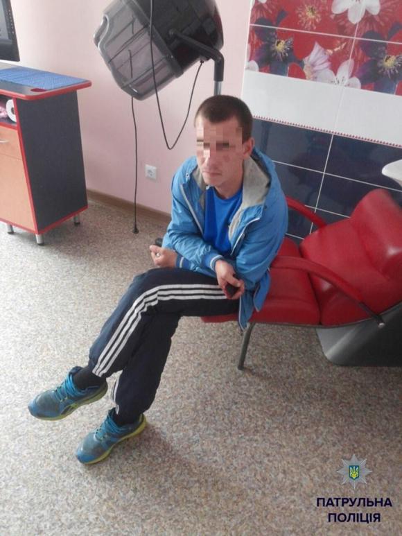 У вінницькій перукарні 28-річний чоловік вкрав сумку клієнтки закладу на сайті 20minut.ua У вінницькій перукарні 28-річний чоловік вкрав сумку клієнтки закладу, фото №1 на сайті 20minut.ua