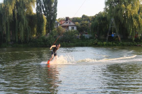 Відпочинок на воді: скільки коштує катання на вейкборді та водних лижах, фото №8 на сайті 20minut.ua
