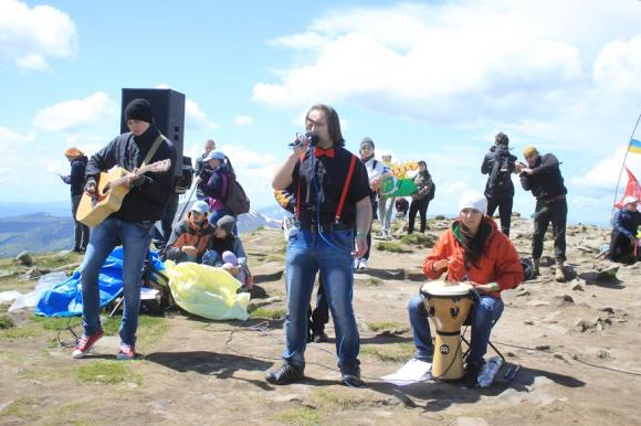 Живий герб, гімн та “Зореліт”: 330 вінничан встановили рекорд на Говерлі, фото №6 на сайті 20minut.ua