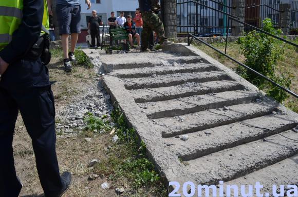 Знесли огорожу, яка загороджувала прохід мешканцям вул. Галицької, фото №1 на сайті 20minut.ua