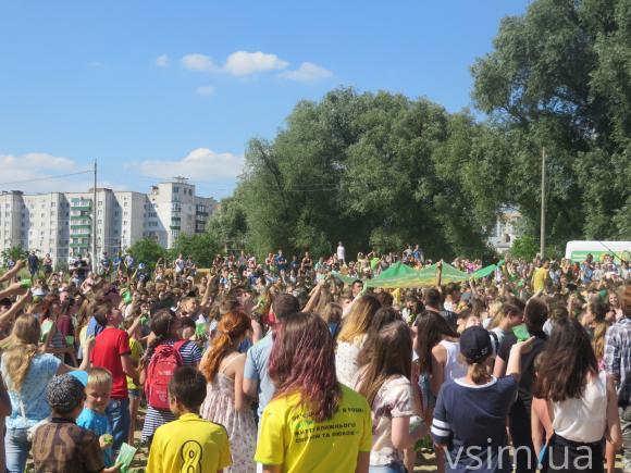 Знову рекорд: на "Green Fest" у Хмельницькому кидалися фарбами і намалювали у повітрі зелене серце, фото №1 на сайті vsim.ua
