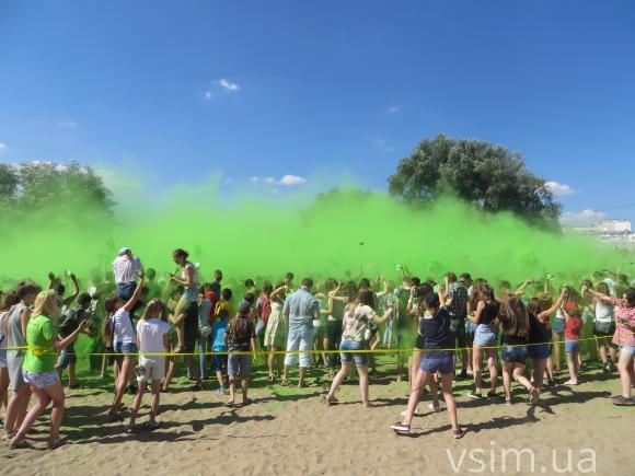 Знову рекорд: на "Green Fest" у Хмельницькому кидалися фарбами і намалювали у повітрі зелене серце, фото №2 на сайті vsim.ua