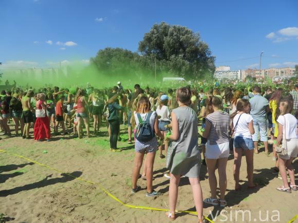 Знову рекорд: на "Green Fest" у Хмельницькому кидалися фарбами і намалювали у повітрі зелене серце, фото №3 на сайті vsim.ua