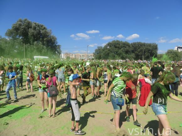 Знову рекорд: на "Green Fest" у Хмельницькому кидалися фарбами і намалювали у повітрі зелене серце, фото №4 на сайті vsim.ua
