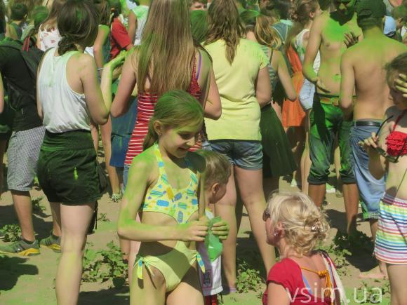 Знову рекорд: на "Green Fest" у Хмельницькому кидалися фарбами і намалювали у повітрі зелене серце, фото №6 на сайті vsim.ua