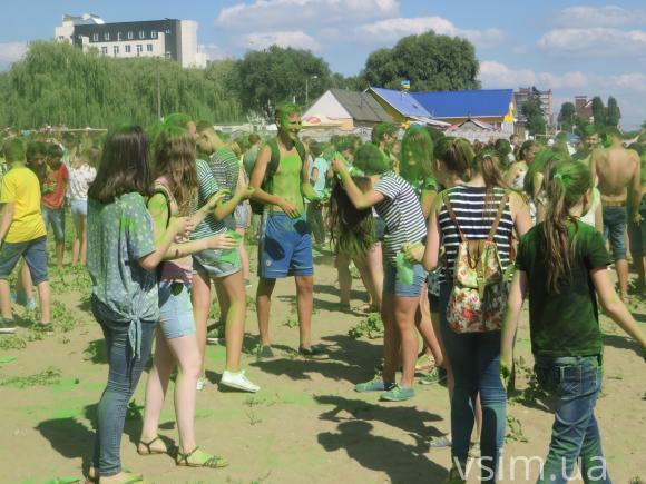 Знову рекорд: на "Green Fest" у Хмельницькому кидалися фарбами і намалювали у повітрі зелене серце, фото №7 на сайті vsim.ua