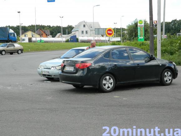 Авто зіткнулися на Хмельницькому Шосе, фото №4 на сайті 20minut.ua