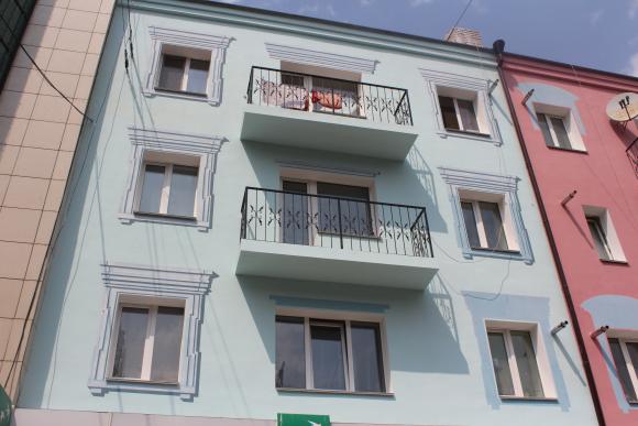 ФОТО ДНЯ. Навколо вікон та балконів “Дому-веселки” з’являється ліпнина, фото №1 на сайті 20minut.ua
