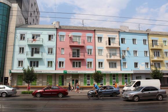 ФОТО ДНЯ. Навколо вікон та балконів “Дому-веселки” з’являється ліпнина, фото №2 на сайті 20minut.ua