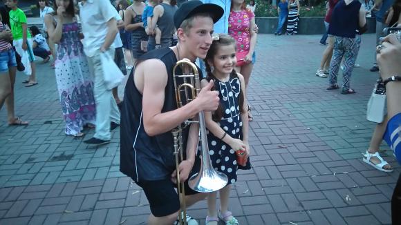 Харків'яни HeartBeat Brass Band змусили Вінницю стрибати та танцювати біля вежі (ОНОВЛЕНО), фото №2 на сайті 20minut.ua