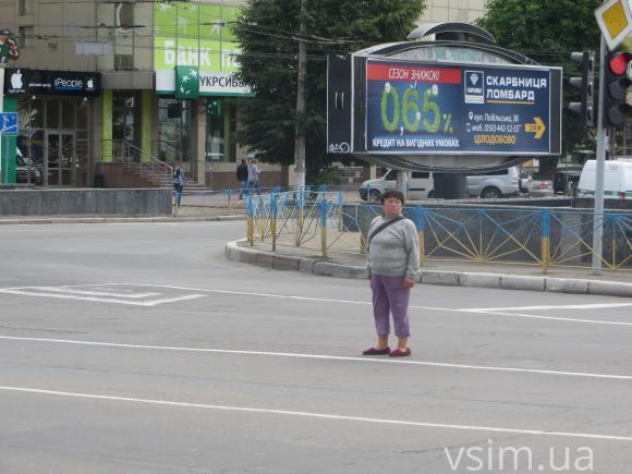 Хмельницькі поліцейські "взялись" за пішоходів. Біля «Ощадбанку» порушували пенсіонери, фото №1 на сайті vsim.ua