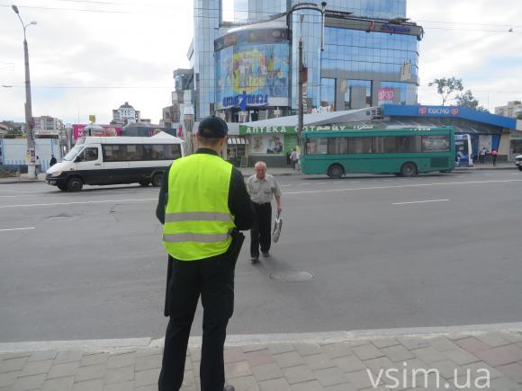 Хмельницькі поліцейські "взялись" за пішоходів. Біля «Ощадбанку» порушували пенсіонери, фото №3 на сайті vsim.ua