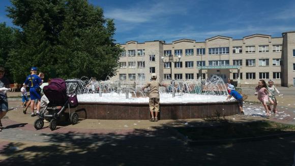 На Алясці біля 28-ї школи у фонтан налили "фейрі", фото №1 на сайті 20minut.ua