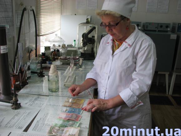 На грошах тернополян живе кишкова паличка, фото №1 на сайті 20minut.ua