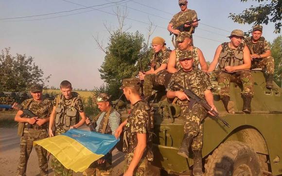 На Хмельниччині зі сльозами на очах та на колінах прощалися з трьома загиблими в АТО, фото №3 на сайті vsim.ua