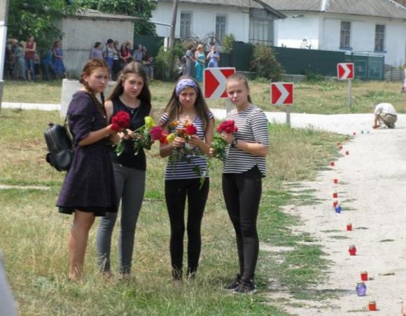 На Хмельниччині зі сльозами на очах та на колінах прощалися з трьома загиблими в АТО, фото №4 на сайті vsim.ua