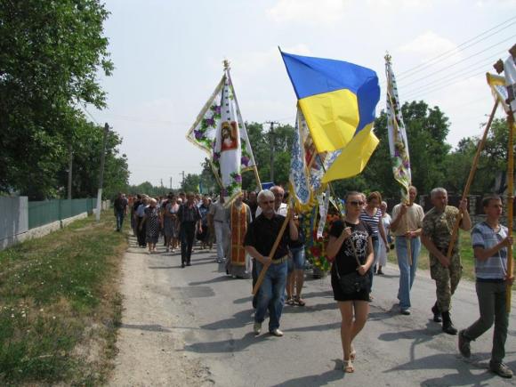 На Хмельниччині зі сльозами на очах та на колінах прощалися з трьома загиблими в АТО, фото №5 на сайті vsim.ua