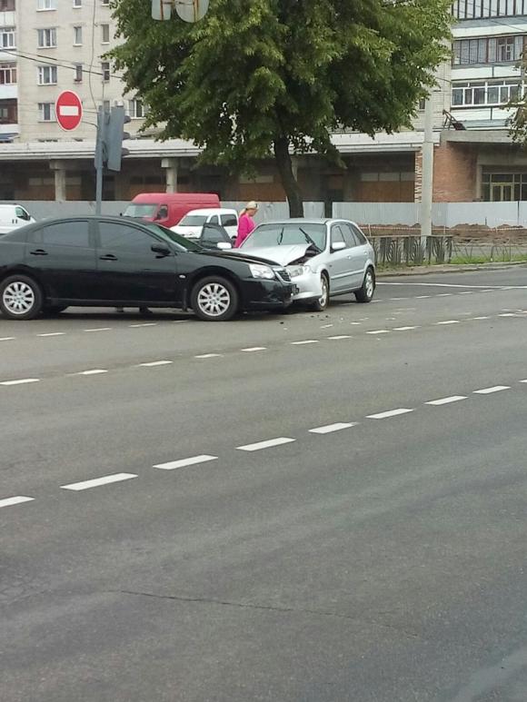 На Космонавтів стукнулись дві іномарки.  Свідкам обіцяють винагороду, фото №1 на сайті 20minut.ua
