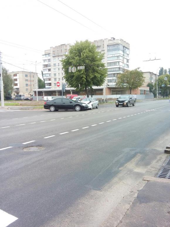 На Космонавтів стукнулись дві іномарки.  Свідкам обіцяють винагороду, фото №2 на сайті 20minut.ua