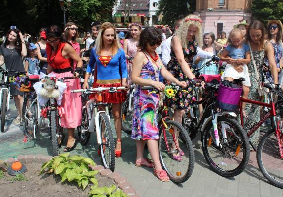 На підборах і у сукнях. У Вінниці пройшов велопробіг “Леді на велосипеді”, фото №1 на сайті 20minut.ua