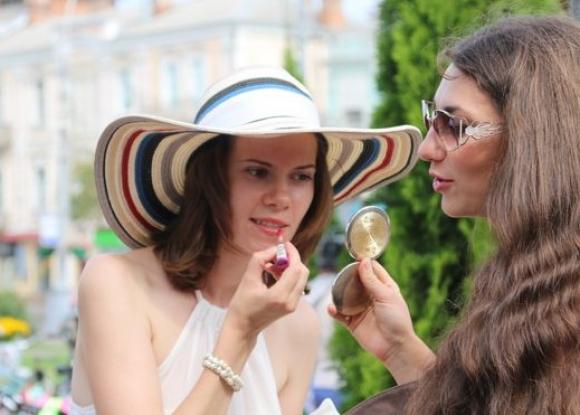 На підборах і у сукнях. У Вінниці пройшов велопробіг “Леді на велосипеді”, фото №2 на сайті 20minut.ua