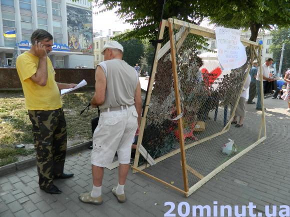 На площі у центрі Вінниці всі охочі плетуть маскувальні сітки для АТО, фото №1 на сайті 20minut.ua