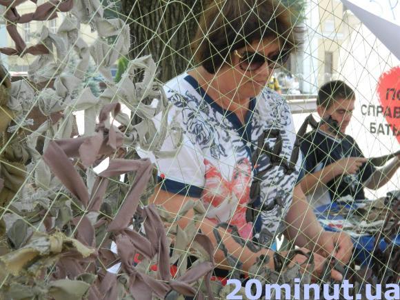 На площі у центрі Вінниці всі охочі плетуть маскувальні сітки для АТО, фото №2 на сайті 20minut.ua