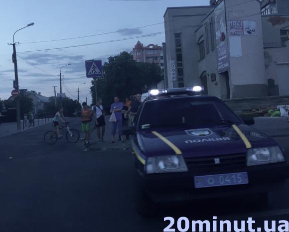 На проспекті Степана Бандери збили мотоцикліста, фото №1 на сайті 20minut.ua